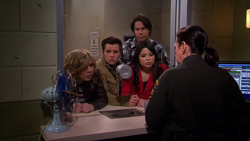 L-R: Sam Puckett (Jennette McCurdy), Freddie Benson (Nathan Kress), Spencer Shay (Jerry Trainor), Carly Shay (Miranda Cosgrove) – Bild: ViacomCBS