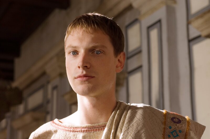 Octavius (Simon Woods) fordert von seiner Familie tugendhaftes Verhalten. – Bild: HOME BOX OFFICE, INC.