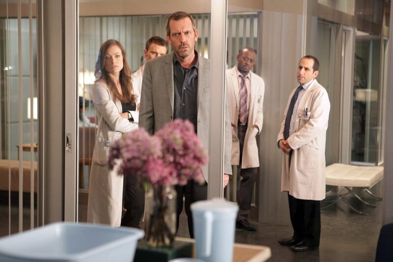 Der Zustand der Patientin wird immer kritischer und noch immer haben (h.v.l.) Dreizehn (Olivia Wilde), Dr. Chase (Jesse Spencer), Dr. Foreman (Omar Epps) und Dr. Taub (Peter Jacobson) keine Ahnung, an welcher Erkrankung Julia leidet. Nun ist House’ (Hugh Laurie, vorne) Genialität gefordert. – Bild: Universal /​ Marlyse Press Photo/​MPP