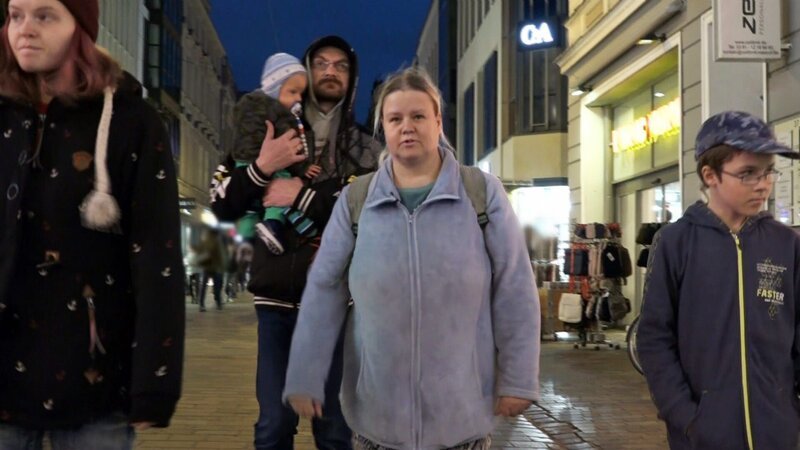 Sandra unternimmt gemeinsam mit ihrer Familie eine Shoppingtour. Dabei soll ihr vor allem Tochter Cindy (li.) als Beraterin zur Seite stehen. – Bild: RTLZWEI