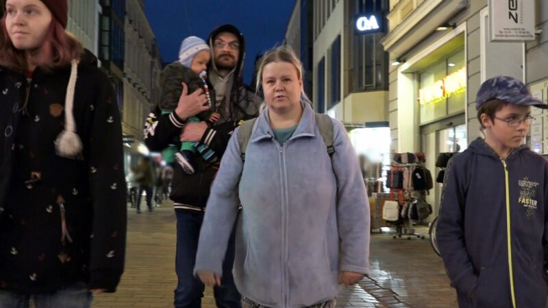 Sandra unternimmt gemeinsam mit ihrer Familie eine Shoppingtour. Dabei soll ihr vor allem Tochter Cindy (li.) als Beraterin zur Seite stehen. – Bild: RTLZWEI