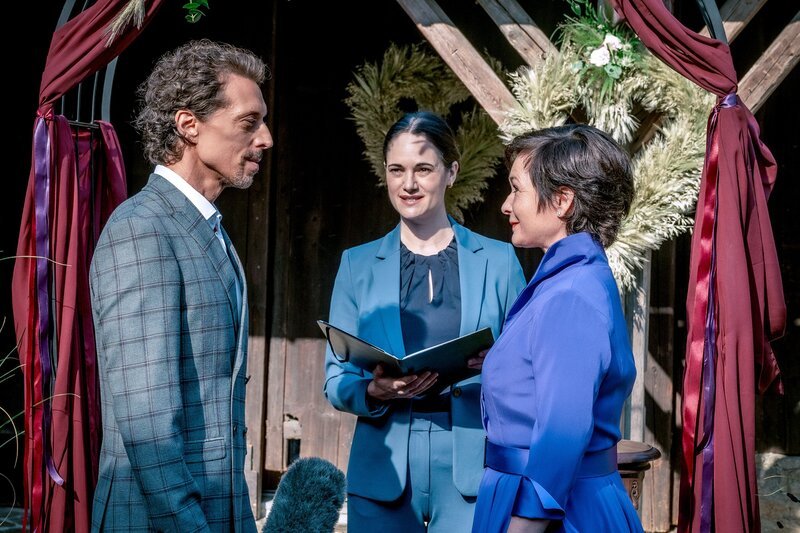 (v.li.): Tom Tossauer (Michael Pink), Standesbeamtin (Stefanie Altenhofer), Joe Haizinger (Katharina Stemberger) – Bild: ORF/​Gebhardt Productions/​Stefanie Leo