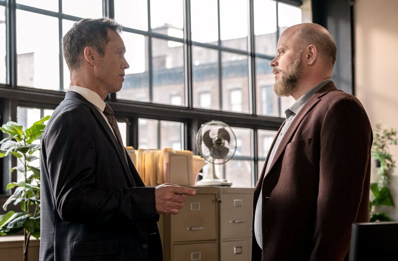 Jeffrey Donovan as Detective Frank Cosgrove and Adam Smith Jr. as Kevin Marquette(r.) – Bild: NBC /​ Episodic /​ Die Verwendung ist nur bei redaktioneller Berichterstattung im Rahmen einer Programmankündigung ab 2 Monate vor der ersten Auss /​ © 2022 Universal Television LLC. All Rights Reserved.