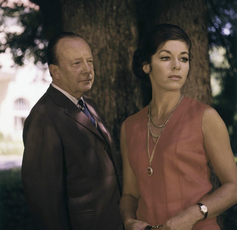 Kommissar Keller (Erik Ode) trifft Fräulein Krems (Marianne Koch) im Park an. Er muss ihr einige unbequeme Fragen stellen. – Bild: Heimatkanal