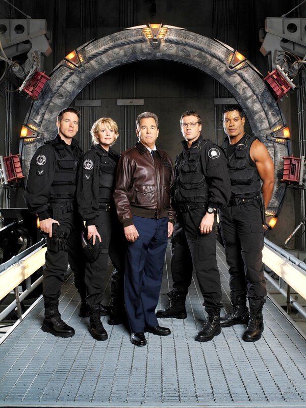 L-R: Lt. Colonel Cameron Mitchell (Ben Browder), Major Samantha Carter (Amanda Tapping), Major General Hank Landry (Beau Bridges), Dr. Daniel Jackson (Michael Shanks), Teal’c (Christopher Judge) – Bild: SYFY
