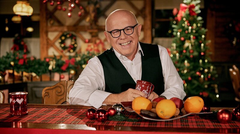 Geschichten mitten aus dem Leben eines Nikolauses offeriert humorvoll Gastgeber Jürgen Kirner. – Bild: BR/​Philipp Thurmaier