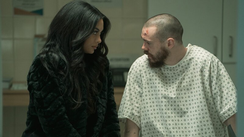 Nikita Murphy (Yasmin Seky) und Eric ‚Viking‘ Kinsella (Sam Keeley) – Bild: KIN SERIES HOLDING UK LTD AND HEADLINE PICTURES (KIN) LIMITED