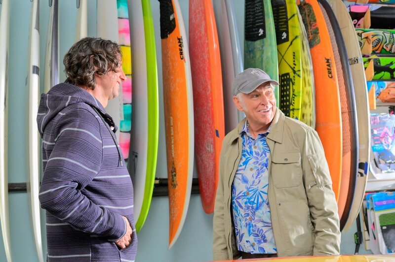 Jimmy Buffett (Jimmy Buffett /​ Dickie Delaney, re.). – Bild: Sevenone International/​CBS/​John Paul Filo