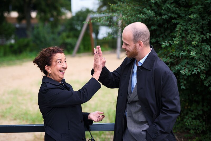 Tobias (Patrick Müller) ist Nuray (Lilay Huser) dankbar für ihren selbstlosen Einsatz. – Bild: RTL /​ Stefan Behrens /​ Alles für die WG