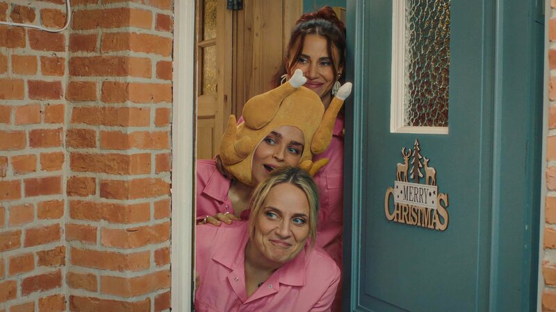 Daffy (Lize Feryn, r.), Mina (Julie Van den Steen, M.) und Babs (Ruth Beeckmans) belauschen das Versöhnungsgespräch ihrer Eltern. – Bild: Patrick Tilkens /​ ZDF