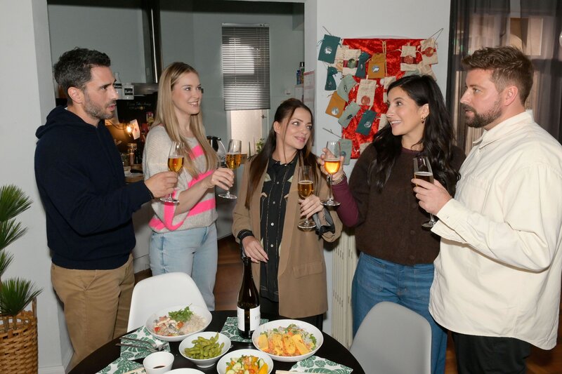 Tobias (Jan Kittmann, l.), Jessica (Nina Ensmann, 2.v.l.), Emily (Anne Menden, M.) und John (Felix von Jascheroff) sind glücklich, als Laura (Chryssanthi Kavazi) einen Entschluss trifft. – Bild: RTL /​ Rolf Baumgartner /​ Familienrat