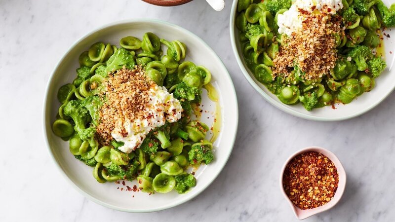 Grüne Orecchiette – Bild: RTL /​ Jamie Oliver Enterprises Ltd. /​ James Verity