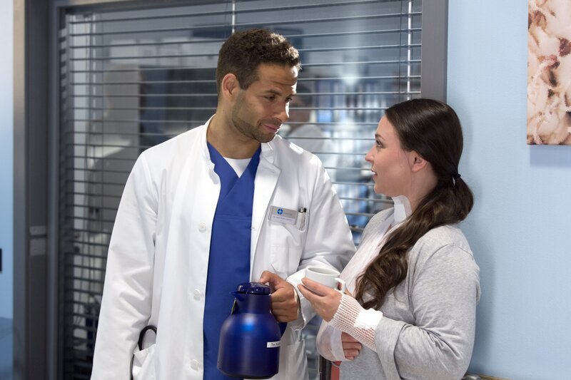 Dr. Matteo Moreau (Mike Adler, l.); Natascha Grossek (Viktoria Gabrysch, r.) – Bild: Tom Schulze