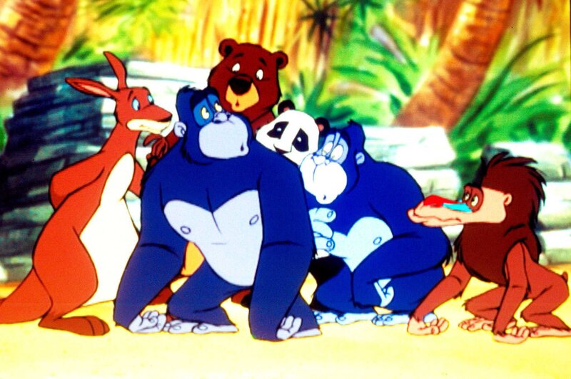 Noah und seine Freunde stecken fest: Schlingpflanzen vom Festland haben ihre schwimmende Insel überwuchert. Während sich die einen die Zeit mit Murmelspiel vertreiben, bringt Sascha Mammut Helmut das Schwimmen bei. Im Eifer des Gefechts merken beide nicht, dass sie in der Nähe eines Strudels planschen. Als er wieder zu sich kommt, steckt er in einer Höhle – zusammen mit einer Riesenauster. In der Auster steckt eine große Perle. Sascha versucht, das Schmuckstück zu stibitzen, doch die Auster ist mit allen Wassern gewaschen. Draußen organisiert Rocco derweil Saschas Rettung. Seit der Gorilla in seinem Rückenpelz ein silbernes Haar trägt, fühlt er sich zum Anführer berufen. Zuerst schickt er den kleinen Käfer den Strudel hinunter. Dann folgen Helmut und Wommie. Bald ist die Höhle voller Tiere und es bleibt an Noah hängen, seine Freunde aus der Klemme und seine Insel von den Schlingpflanzen zu befreien. – Bild: ORF (FS1/​FS2) /​ ORF1