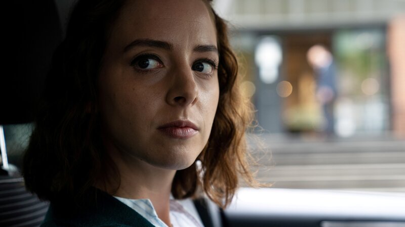 Ida beobachtet Sommer, er geht ins Autohaus. Ida (Amelie Plaas-Link) – Bild: Marion von der Mehden