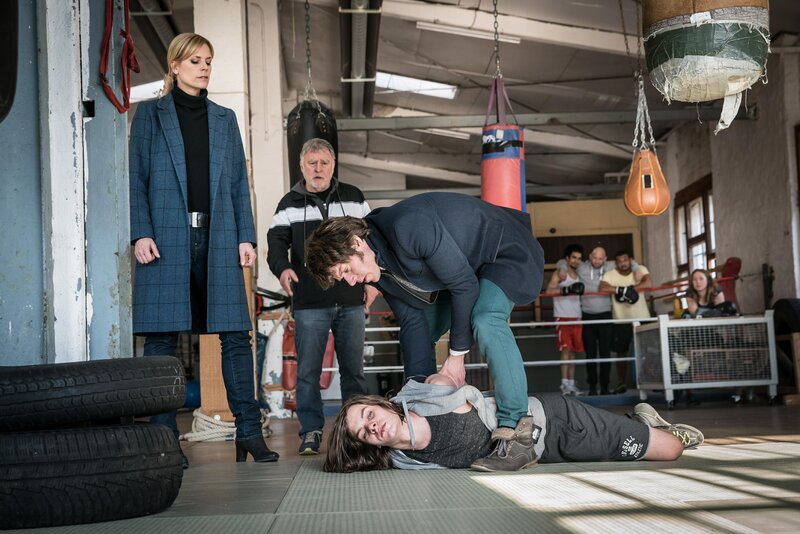 Ina Zimmermann (Melanie Marschke, l.) und Tom Kowalski (Steffen Schroeder, 2.v.r.) nehmen Moritz Kolp (Béla Gábor Lenz, r.) fest. Hajo Trautzschke (Andreas Schmidt-Schaller, 2.v.l.), der sich nach seiner Pensionierung um jugendliche Intensivtäter kümmert, verteidigt seinen Schützling. – Bild: ZDF /​ Uwe Frauendorf