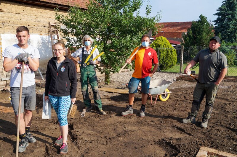 V.l.: Michael, Sarah mit Ralf, Claus und Henrik – Bild: RTL /​ Tokee Bros. /​ Mit Henrik Drüen, Ralf Dammasch und Claus Scholz