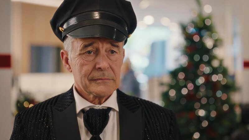 Um wieder bei Annie zu punkten, bietet sich Piet (Frank Focketyn) ihr als Chauffeur an. Doch der Plan geht gründlich in die Hose. – Bild: ZDF und Patrick Tilkens