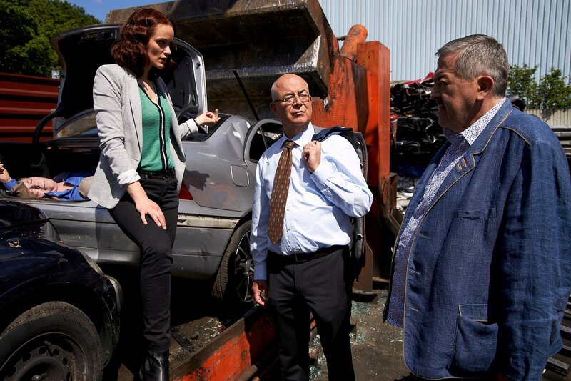 Pathologin Mai (Sina Wilke) informiert Kommissar Hofer (Joseph Hannesschläger, r.) und Polizeidirektor Achtziger (Alexander Duda, M.) über ihre ersten Untersuchungsergebnisse am Tatort. – Bild: Bojan Ritan /​ ZDF Enterprises GmbH /​ Die Verwendung ist nur bei redaktioneller Berichterstattung im Rahmen einer Programmankündigung ab 2 Monate vor der ersten Auss /​ © ZDF/​Bojan Ritan