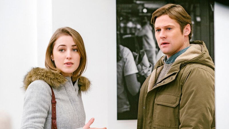 „Two Guys, a Girl, and a Thai Food Place“ – Miles and Cara help a young woman who fell into a coma after disappearing the night before her wedding and wakes with no memory of that evening. Also, Rakesh comes face-to-face with Simon Hayes (Adam Goldberg), the tech CEO who may be involved with the God Account, and Arthur’s mentorship of Rev. Carver (Gaius Charles) gets off to a rocky start. Pictured L to R: Ella Rae Peck as Vivian, Zach Roerig as Aiden. – Bild: Barbara Nitke /​ Warner Bros. Entertainment Inc.