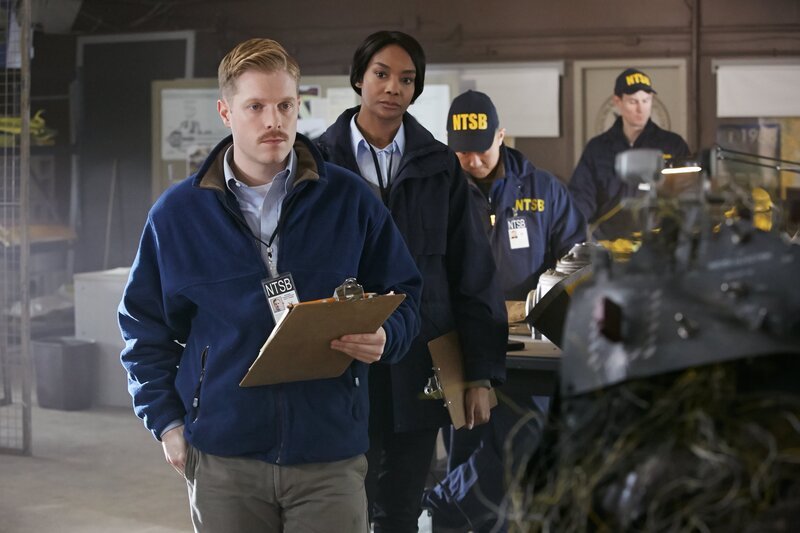 RE-CREATION:  Tom Haueter (played by Danny Deakin) and another investigate (played by a background performer) contemplate what may have caused the crash.   (photo credit:  Cineflix/​Ian Watson) – Bild: Copyright © The National Geographic Channel.