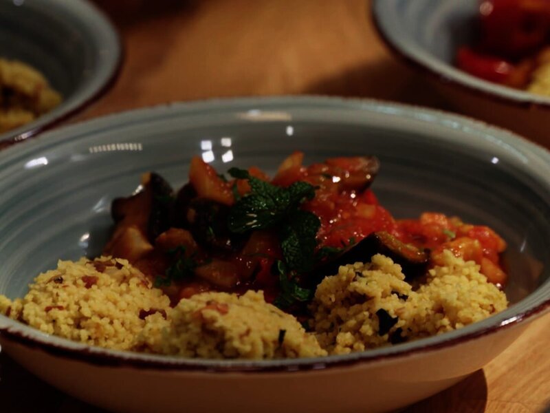 Geschorte Aubergine mit Mandel-Couscous – Bild: tv.gusto