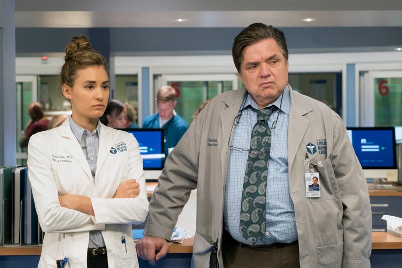 „Alternative Medicine“ Episode 206 -- Pictured: Rachel DiPillo as Sarah Reese, Oliver Platt as Daniel Charles. – Bild: NBCUniversal Media, LLC