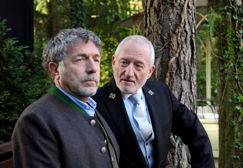 Julius (Michele Oliveri, l.) gesteht Alfons (Sepp Schauer, r.), wie sehr er sich schämt, dass er Rosalie als Kind im Stich gelassen hat. – Bild: ARD/​Ann Paur