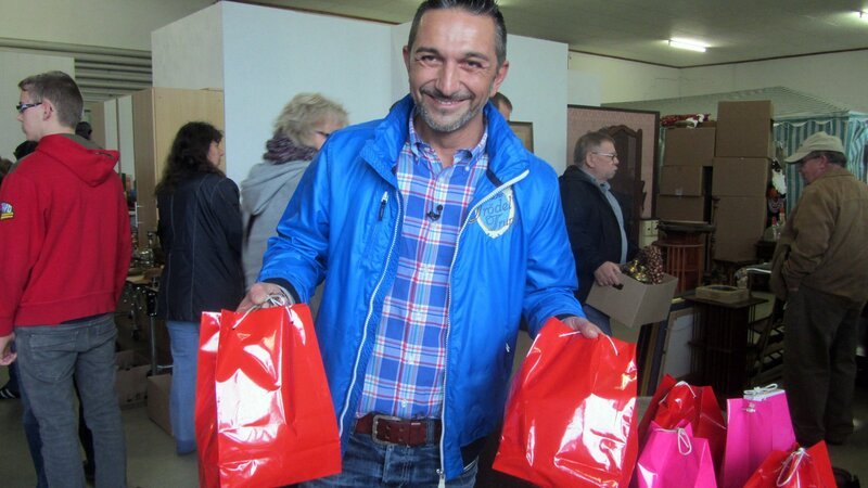 Trödelprofi Mauro Corradino beim Hallenflohmarkt – Bild: RTL II