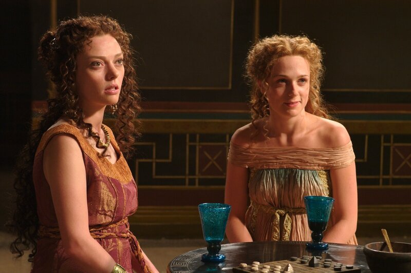 Octavia (Kerry Condon, rechts) findet in Jocasta (Camilla Rutherford, links) eine Freundin. – Bild: Sky Atlantic