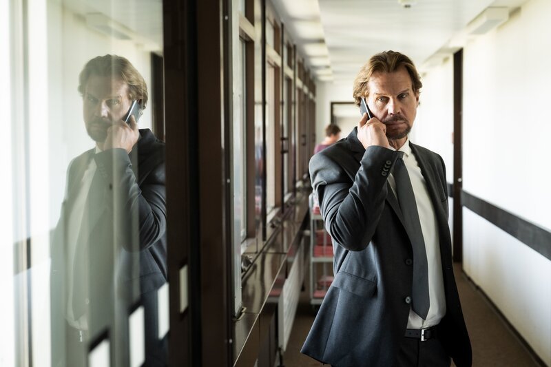 Dr. Engler (Thomas Heinze) versucht seine Kollegin Marie Brand per Telefon zu erreichen. – Bild: ORF /​ ZDF /​ Martin Valentin Menke