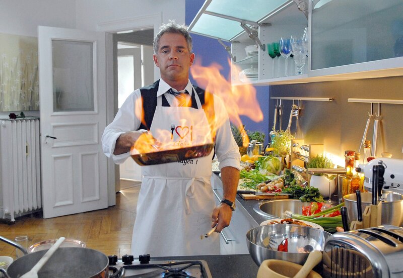 WDR Fernsehen ELVIS UND DER KOMMISSAR I. Staffel mit 6 Folgen, Folge 6: „Heiße Ware“. Zu seinem Jahrestag mit Lilo bereitet Hobbykoch Seibold (Florian Fitz) ein ambitioniertes Menü. – Bild: ARD/​Marion von der Mehden