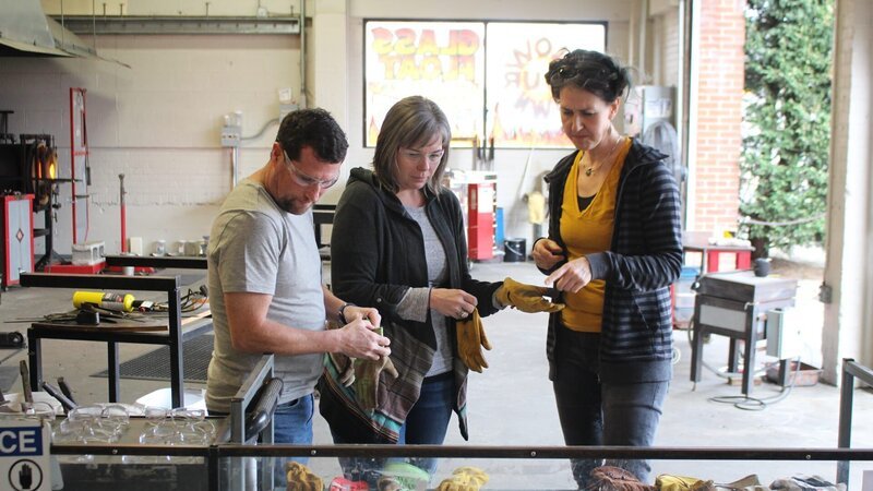 Contributors Brian Earls (L) and Jeannine Earls (C) get ready to blow some glass with Vicky Johnston (R) at Lincoln City Glass Center, as seen on HGTV’s Beachfront Bargain Hunt. – Bild: Discovery, Inc.