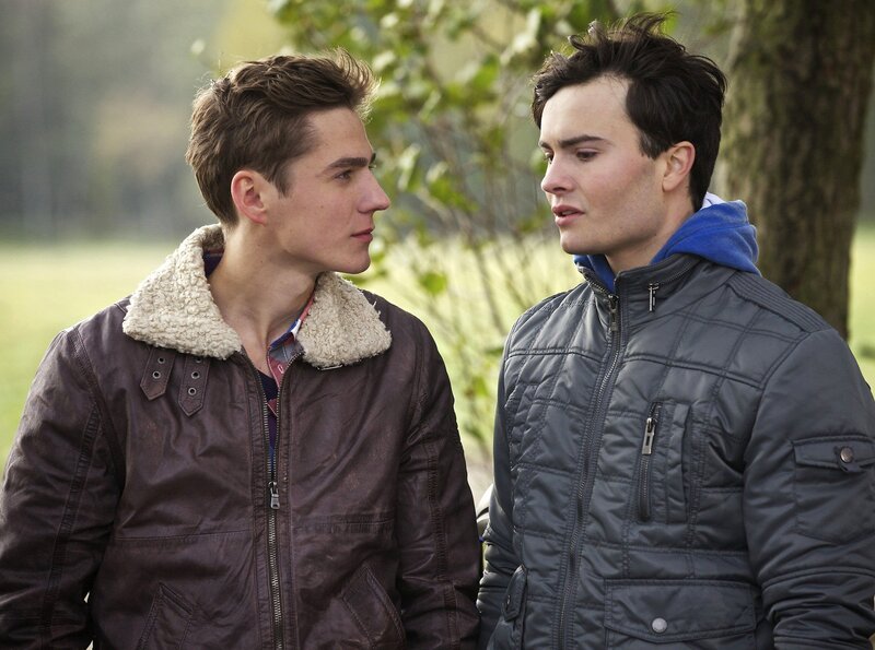 Jannik Peters (Timothy Boldt, links) will, dass Tim Frese (Robert Herrmanns) seinem Vater reinen Wein einschenkt. Die beiden lieben sich und da sie im selben Betrieb bei Tims Vater arbeiten geben sie sich nur als gute Freunde. Jannik hat die Geheimnistuerei satt. – Bild: MDR/​Wernicke