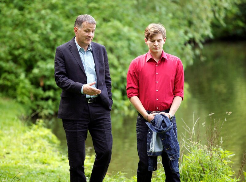 Jakob Heilmanns (Karsten Kühn) Freundin Caro ist schwanger. Sein Vater Roland (Thomas Rühmann) nimmt an, dass Caro, so wie er sie einschätzt, keine Verantwortung für ein Kind übernehmen will. Als Jakob seinem Vater mitteilt, dass Caro das Baby gern bekommen würde und er derjenige ist, der zweifelt, ist Roland erstaunt. – Bild: MDR/​Wernicke