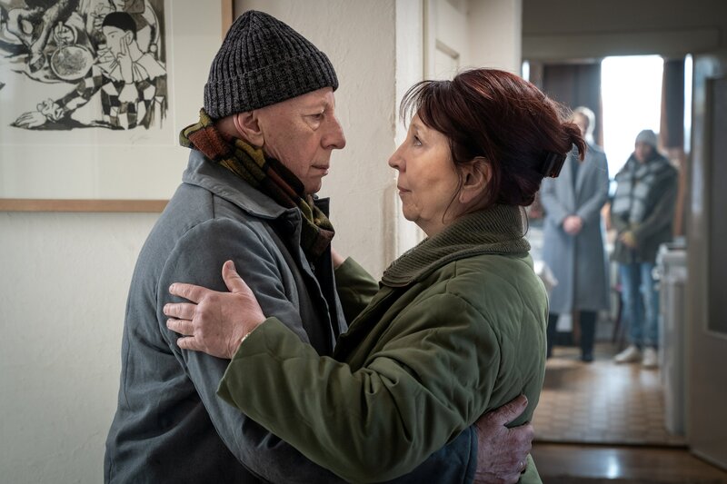 Das Ehepaar Werner Jansen (Michael Gerber, l.) und Gerda Jansen (Christine Schmidt-Schaller, r.) sind zutiefst erschüttert, nachdem sie von Ina Zimmermann (Melanie Marschke, hinten l.) und Kim Nowak (Amy Mußul, hinten r.) die Todesnachricht ihres Sohnes erhalten haben. – Bild: Uwe Frauendorf /​ ZDF Enterprises GmbH