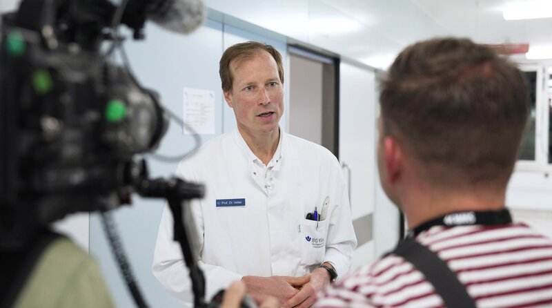 Leitender Oberarzt Prof. Dr. Sven Vetter mit Kamerateam. – Bild: SWR