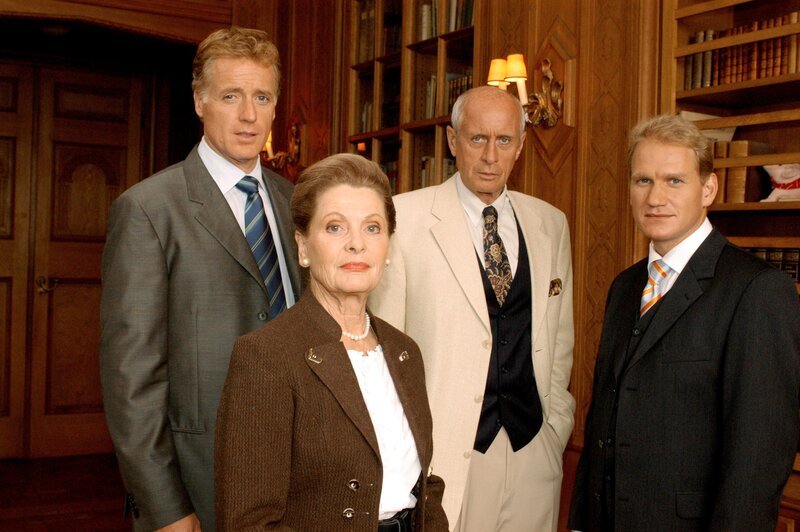 (v.li.): Albert Fortell (Felix Hofstätter), Johanna Matz (Frau Caspari), Heinz Trixner (Vinzenz Strobel), Joachim P. Assböck (Philipp Ortner). – Bild: ORF 2