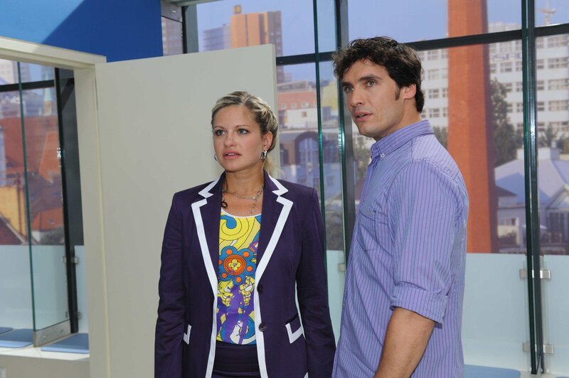 Enrique platzt in einen harmonischen Moment zwischen Alexander (Paul Grasshoff, r.) und Mia (Josephine Schmidt, l.) … – Bild: SAT.1 /​ Claudius Pflug