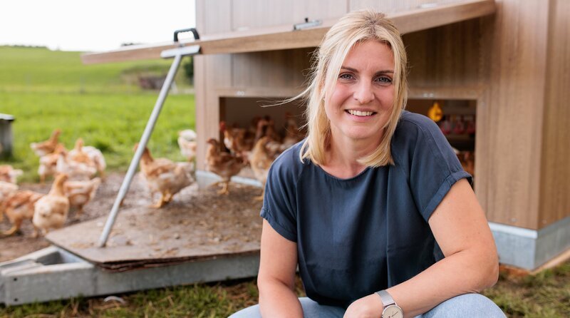 Teresa Nitzl vor ihrem Hühnerstall. Weiteres Bildmaterial finden Sie unter www.br-foto.de. – Bild: BR/​megaherz gmbh/​Hans-Florian Hopfner
