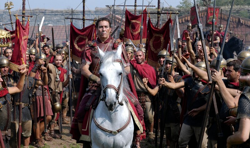 Caesar (Ciaràn Hinds) zieht in die entscheidende Schlacht gegen Pompejus Magnus. – Bild: Sky Atlantic