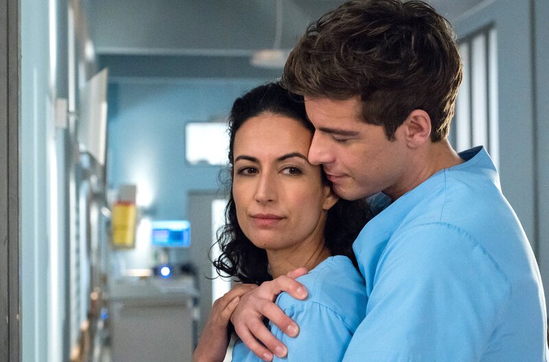 Leyla (Sanam Afrashteh, l.) und Ben (Philipp Danne, r.) sind von der langen und schwierigen OP erschöpft. – Bild: ARD/​Jens Ulrich Koch