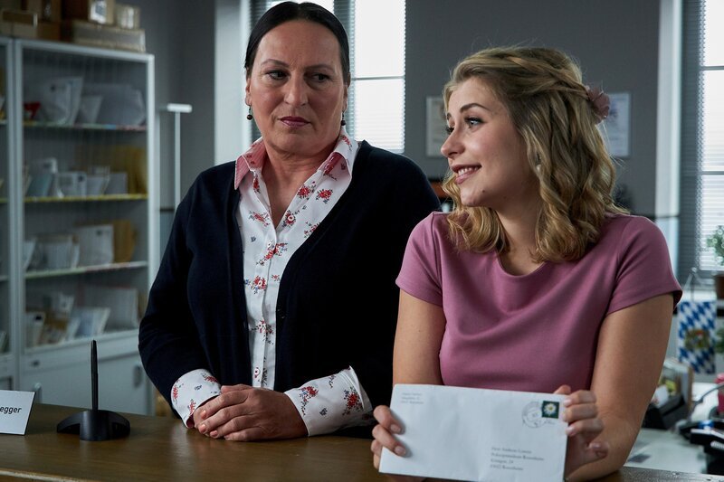 An der Information der Kripo Rosenheim wird es für Frau Grasegger (Ursula Maria Burkhart, l.) und Frau Lange (Sarah Thonig) nie langweilig. – Bild: Bojan Ritan /​ ZDF Enterprises GmbH /​ Die Verwendung ist nur bei redaktioneller Berichterstattung im Rahmen einer Programmankündigung ab 2 Monate vor der ersten Auss /​ © ZDF/​Bojan Ritan