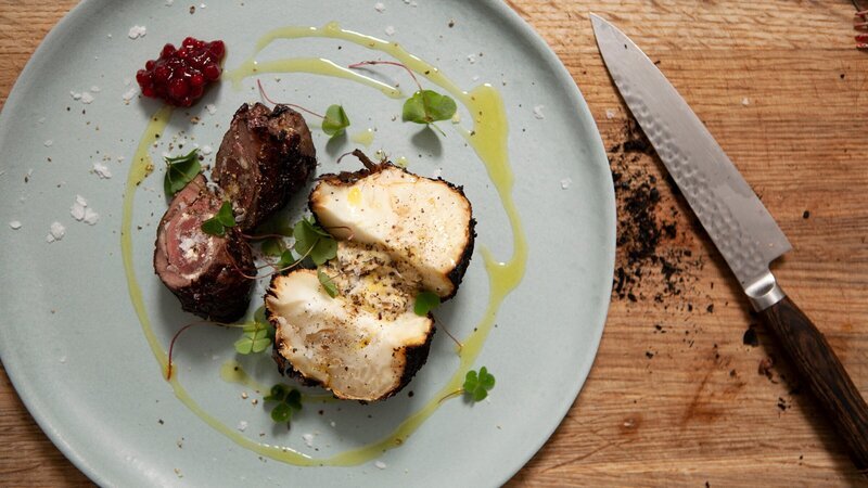 Im Nationalpark Berchtesgaden kümmert sich Sepp Sprenger um die Natur und um das Wild. Und um seinen Grill, den der leidenschaftliche Jäger aus Bischofswiesen am Abend mit köstlichen Wildspezialitäten aus der Region bestückt. Vroni Lutz lässt sich davon inspirieren und legt auf ihren Kugelgrill eine Roulade vom Hirsch, mit Hüttenkäse an Latschenkieferkaramell gefüllt. Dazu gibt’s gegrillten Sellerie an Pilzbutter. – Bild: ZDF und BR, Sebastian Fery