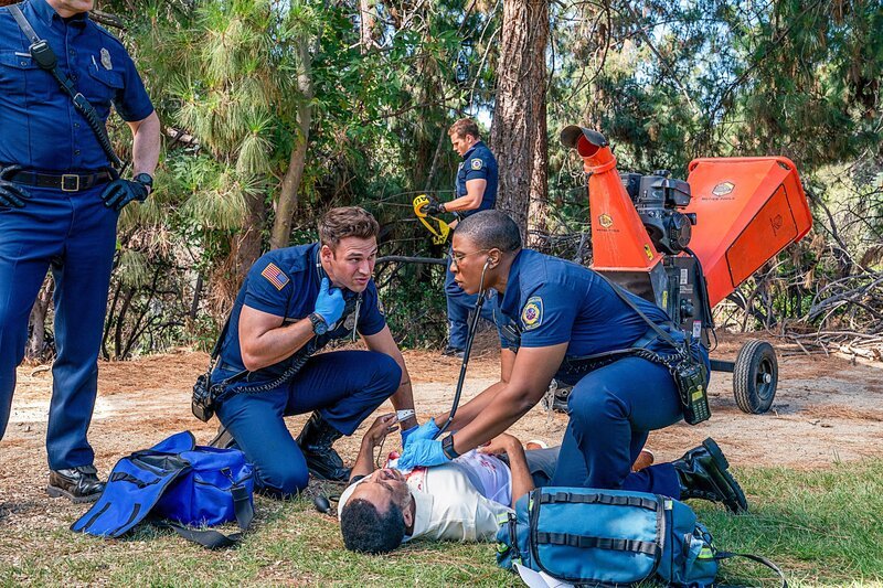 Ryan Guzman (Eddie Diaz), Aisha Hinds (Henrietta ‚Hen‘ Wilson). – Bild: ORF/​PRO7/​20th Television/​Jack Zeman