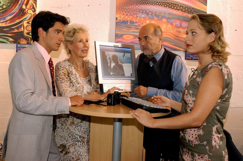 Szene aus „Schlosshotel Orth“: Anna trifft beim Internetkurs den Fotografen Markus Schöngruber; Felix, Ruth, Tatjana und andere Handlungsstränge. – Bild: ORF 2