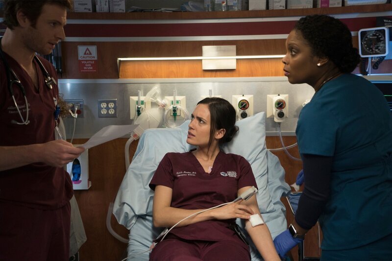 Nick Gehlfuss als Dr. Will Halstead, Torrey DeVitto als Dr. Natalie Manning, Marlyne Barrett als Maggie Lockwood – Bild: NBCUniversal Media, LLC