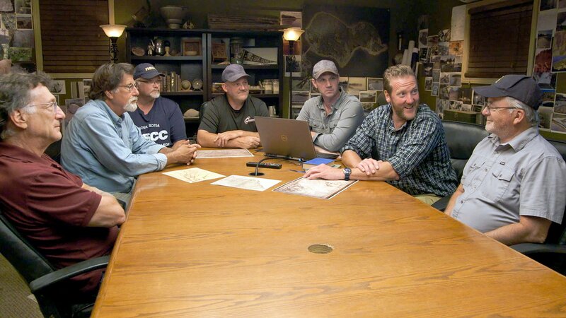 Marty Lagina (l.), Rick Lagina (2.v.l.) und Matty Blake (2.v.r.) – Bild: boxae /​ THE HISTORY CHANNEL /​ Prometheus Entertainment