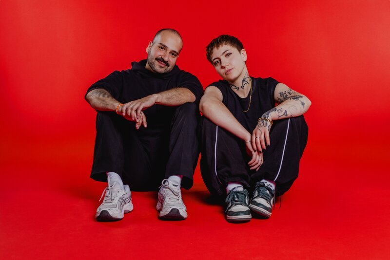 Hosts Bertan Sivrikaya und Janina Hille. – Bild: BR/​Leah Ruprecht