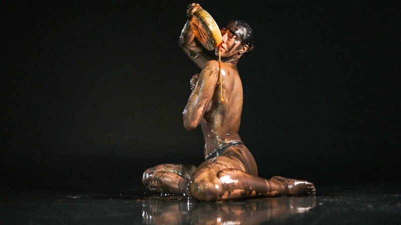  Kunst als körperliches Erlebnis – Kunst hat nachgewiesen positive Aspekte auf die körperliche wie mentale Gesundheit. – Bild: ORF/​Good Media Solutions